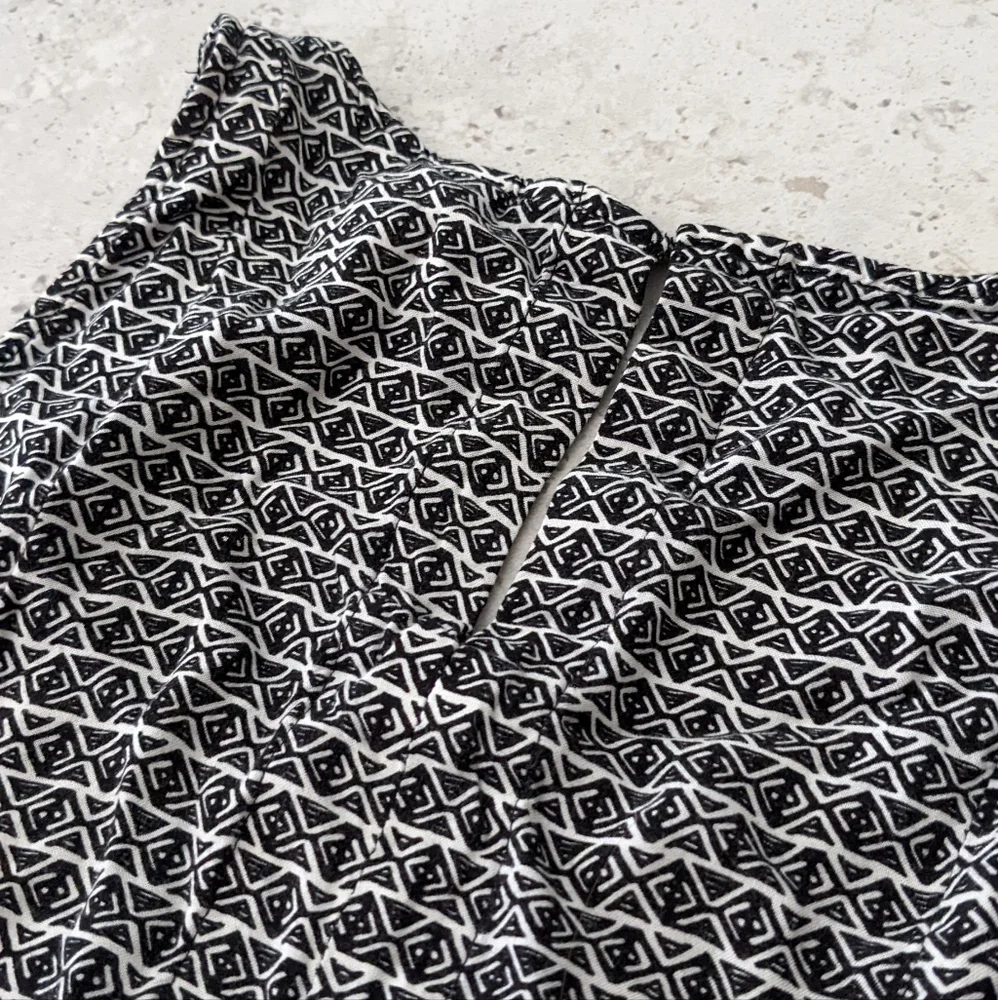 H&M Black and White Patterned Short Sleeveless Summer Dress - size 12 - Picture 3 of 4